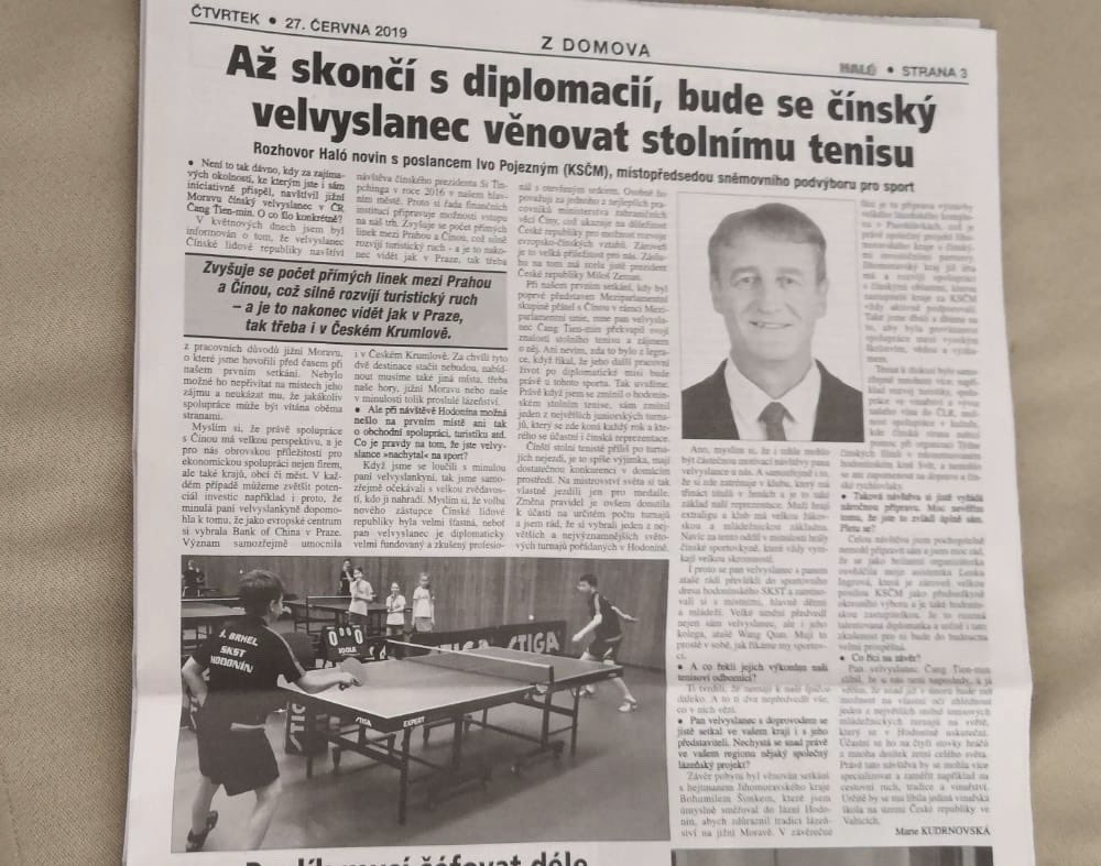 IPojezny's tweet photo. Dnes mi vyšel rozhovor v novinách, ale pouze pár lidí si v dnešní době kupuje tisk, ta vám jej přidávám i sem 😊 https://t.co/Xem7BHTW8B #rozhovor #politik #cinskyvelvyslanec #cina #poslanec https://t.co/15CyKh4sDV