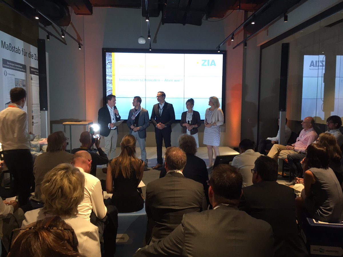 Konii_de's tweet photo. Was verstehen @allianz_real @CBRE @sap und @phi360 unter #innovation? Diese Frage stellt @Ubach_Utermoehl auf dem #TDImmo19 Panel an die Experten! https://t.co/quhmplzxUC