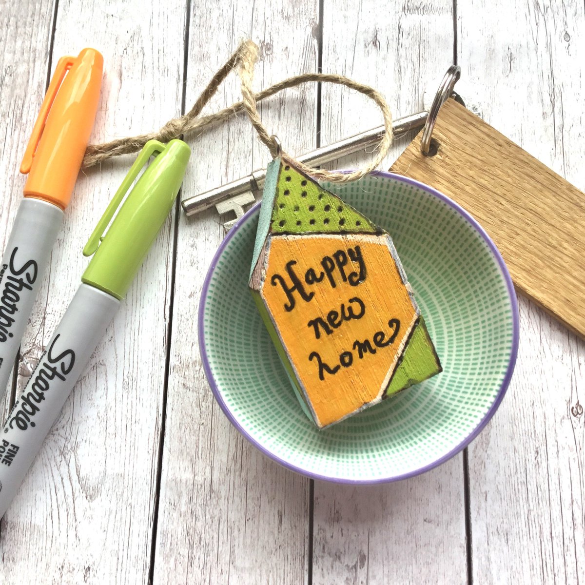 buck_lj's tweet photo. Personalised New Home Gift - Mini House Ornament -Happy New Home - House Moving Gift - Custom New House Decoration. https://t.co/0D7iviMP2N #Etsy #Slumbermonkey #MovingInGift https://t.co/fICxAIyCox