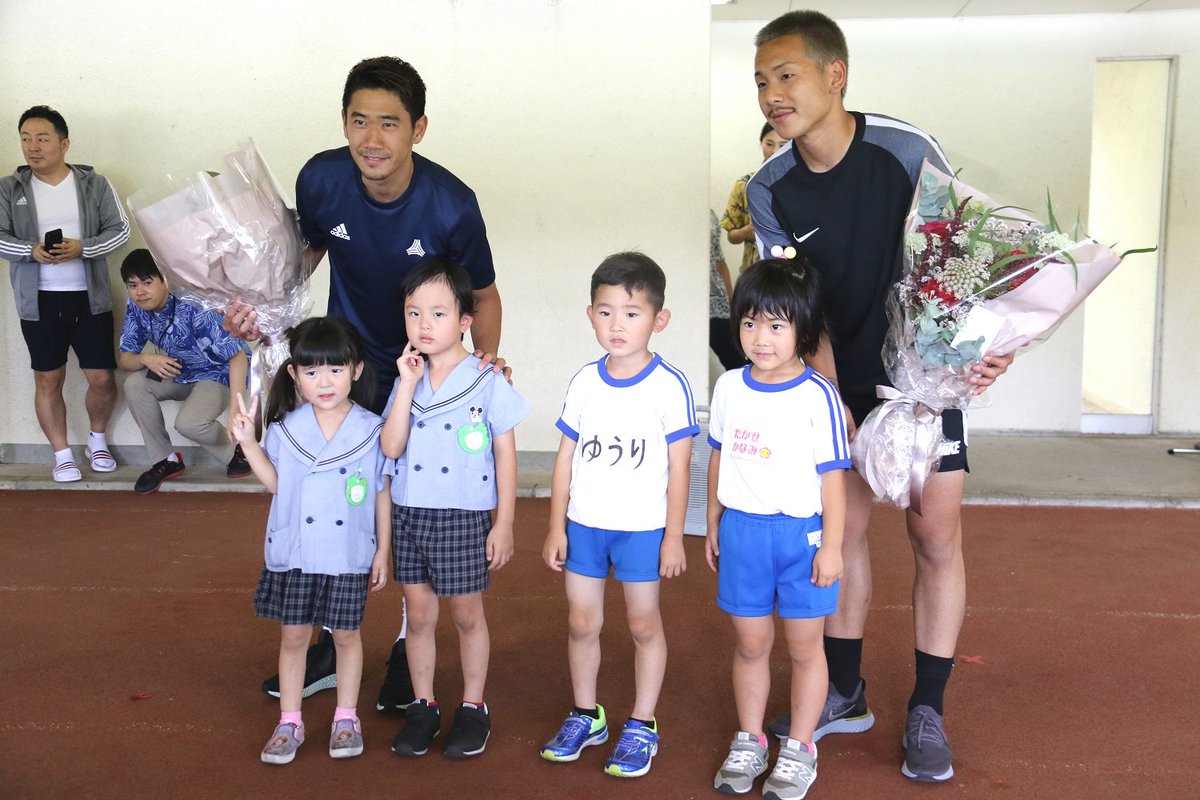 宮崎県広報 サッカー選手の香川真司選手と井手口陽介選手が個人キャンプを行うため来県しています 本日 宮崎 市のkirishimaハイビスカス陸上競技場で歓迎セレモニーが開催され 香川選手には戸敷正宮崎市長から宮崎牛が 井手口選手には鎌原宜文副知事から