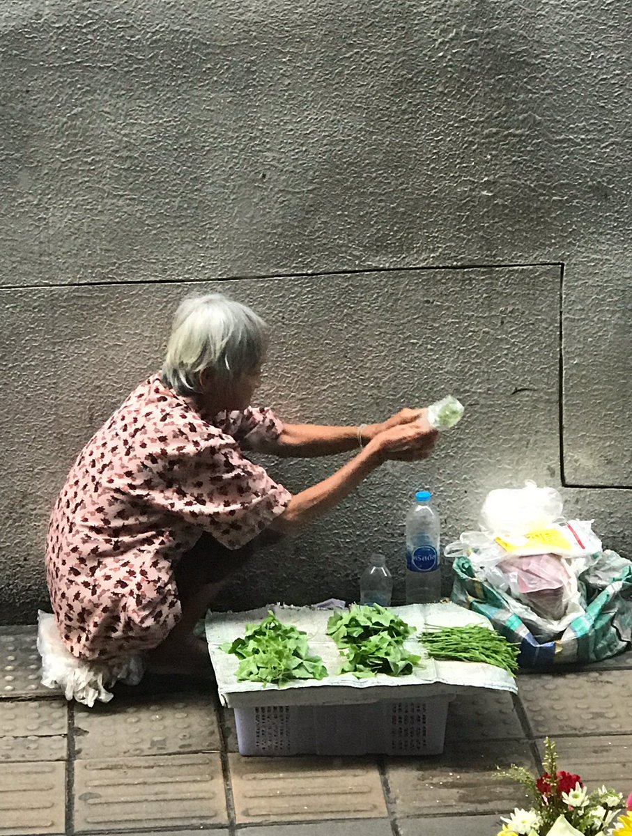 ใครผ่านไปแถว btsอุดมสุข ฝั่งลอนสัน ก็ช่วยกันอุดหนุนคุณยายกันด้วยนะคะ มีผักตำลึงกับกระถิน กองละ 5 บาท สดและก็สะอาดด้วย คุณยายยิ้มแย้มแจ่มใสน่ารักมาก คุณยายขยันมาค่ะ มากี่ครั้งก็เจอคุณยายขายผัก คุณยายจะมีเก้าอีกเล็กๆส่วนตัวน่ารักมาก🥦🥒