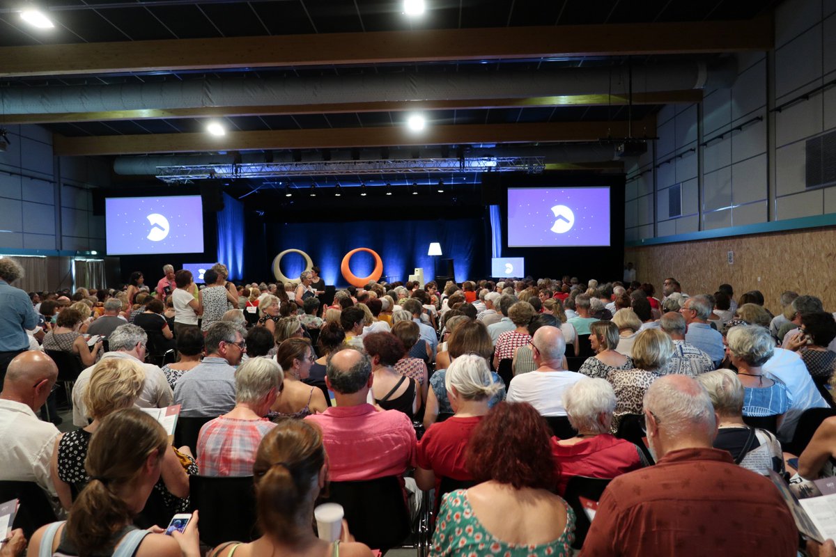 Petit aperçu de la 1ère présentation hier soir du @TheaAngouleme !! On vous attend ce soir à 19h à l'Espace Lunesse (salle climatisée) #saison1920 #presentationdesaison