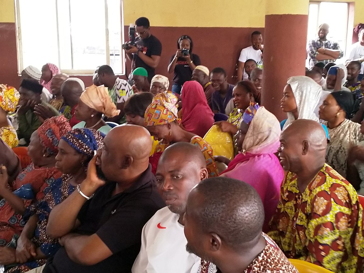 iamsaharafdn's tweet image. #GreenLife sensitization for members of Ijora Olopa Community on how they can convert waste to wealth by recycling and upcycling.