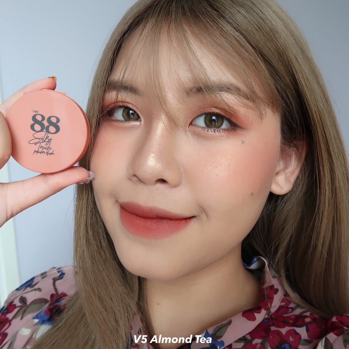 littlefahsai's tweet photo. สวยอีกแล้วว ~ Ver.88 Silky Touch Blush 🍑 บลัชออนสีสวยออกมาใหม่จ้าา ราคาน่ารัก 189฿ เอง เป็นบลัชเสื้อแมท พิกเม้นต์ชัดมากกกกก คือเวลาปัดต้องระวังมืออะ จะเอามาทาตา ทาแก้มได้หมดเลย มีทั้งหมด 6 สี สวยหมดด แนะนำ 1,2,6 มีความส้มอิฐบ่มแดด สวยมากก ติดทนด้วยน้า พิกัด Eveandboy #ver88 https://t.co/U1v0DxtJjh