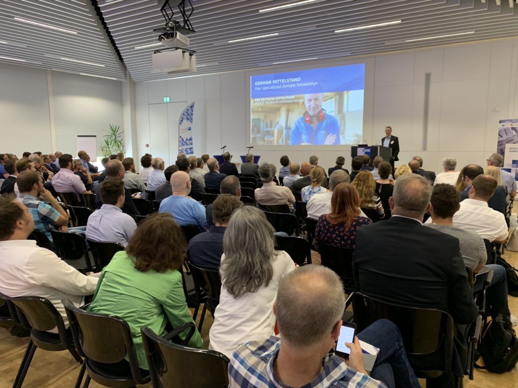 Dolny's tweet photo. Vierter Tag der SIHK-DigitalWoche: Beim Industrie 4.0-Kongress dreht es sich heute um das spannende Thema künstliche Intelligenz. Die Eröffnungs-Keynote „KI - Treiber für die Produktion der Zukunft“ hält Prof. Dr. Mathis. #DiWo2019 #SIHKzuHagen #GemeinsamDigital https://t.co/jQhRMN8x0E