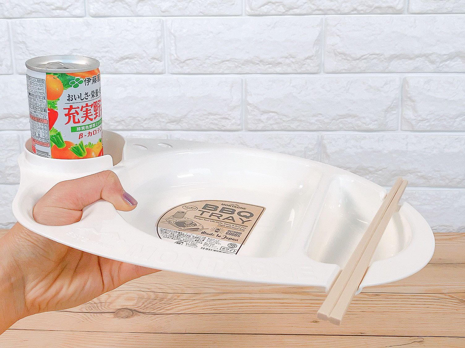 Buzzfeed Japan セリアの バーベキュートレイ が神のグッズでした ドリンクホルダーがあるし 指が通せるし箸置きがあるしでもう完璧すぎる 今年のバーベキューは紙皿じゃなくてこれだわ 圧倒的これ T Co cgx2w7p5 T Co