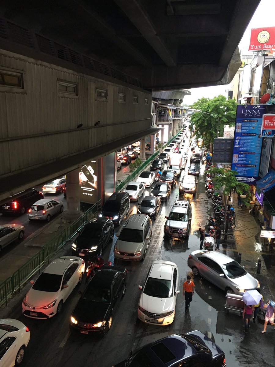 PongpanW's tweet photo. @fm91trafficpro สีลมรถนิ่งแล้วครับ 15:55 ฝนตกๆหยุดๆ https://t.co/FqK9voJLXu
