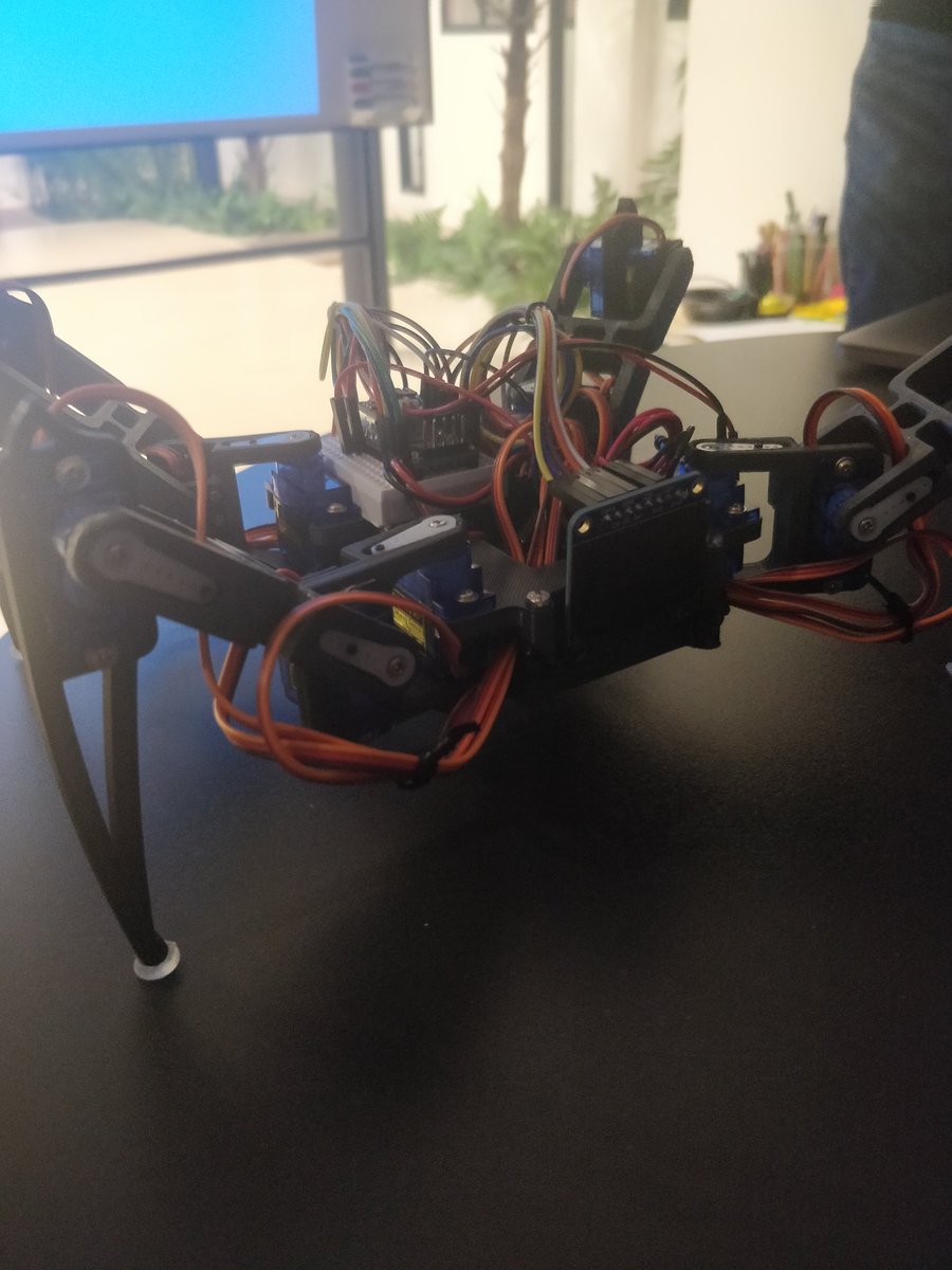 twitdefllo's tweet image. &quot;#IoT + #Robotique&quot; 🔥 : talk très intéressant de Florian Laforest au #becomTech sur la création de son araignée connectée 🕷️ chez @benextcompany #beyourpotential