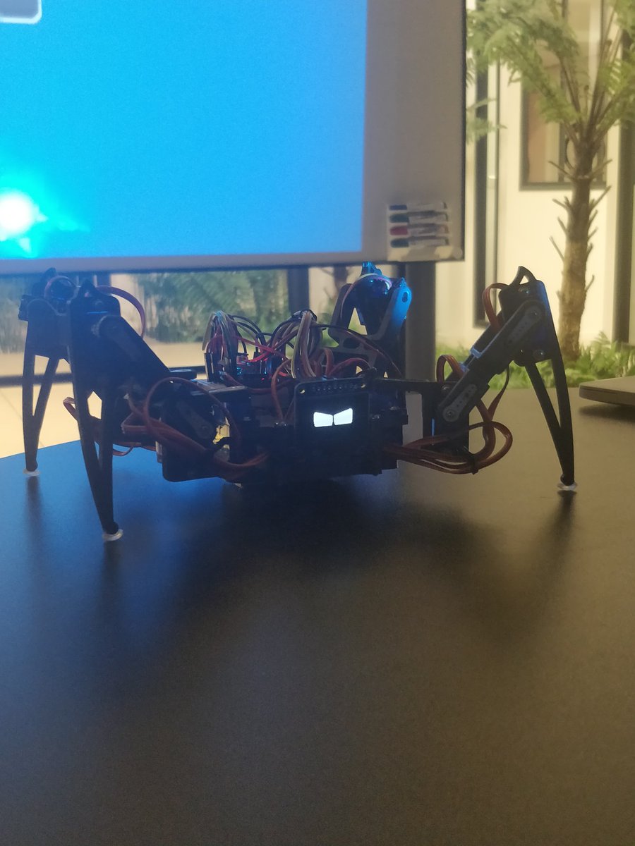 twitdefllo's tweet image. &quot;#IoT + #Robotique&quot; 🔥 : talk très intéressant de Florian Laforest au #becomTech sur la création de son araignée connectée 🕷️ chez @benextcompany #beyourpotential