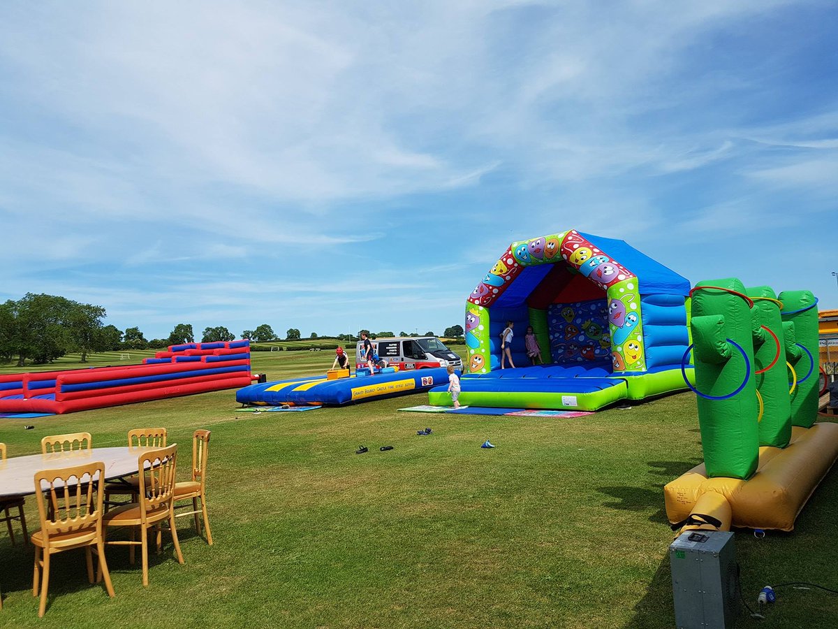 Partytimedurham's tweet photo. If you are a school looking to book some fun inflatables for an end of term reward day then look no further...with so many amazing inflatables and games available we're sure to have everything you need 🎊🎓🌟
Call us on ☎ 01388 417490 or visit https://t.co/QvCxeWqJuF https://t.co/fkxxIWYOx3