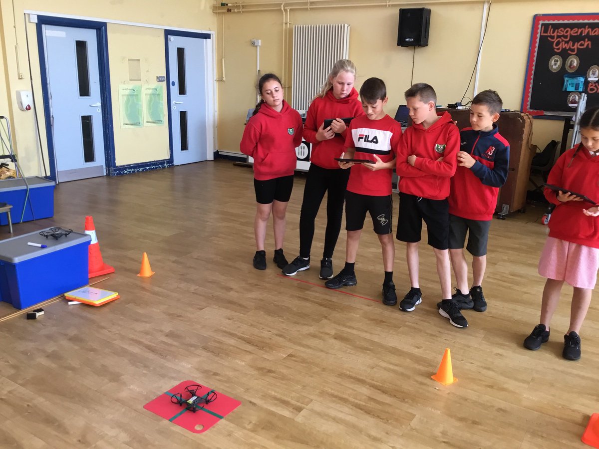 CoedYGof's tweet photo. Am weithdy anhygoel â dronau i Flwyddyn 6 y bore ma! Diolch yn fawr @Ex_Caelo 📱🛸 https://t.co/yCexLtb62M