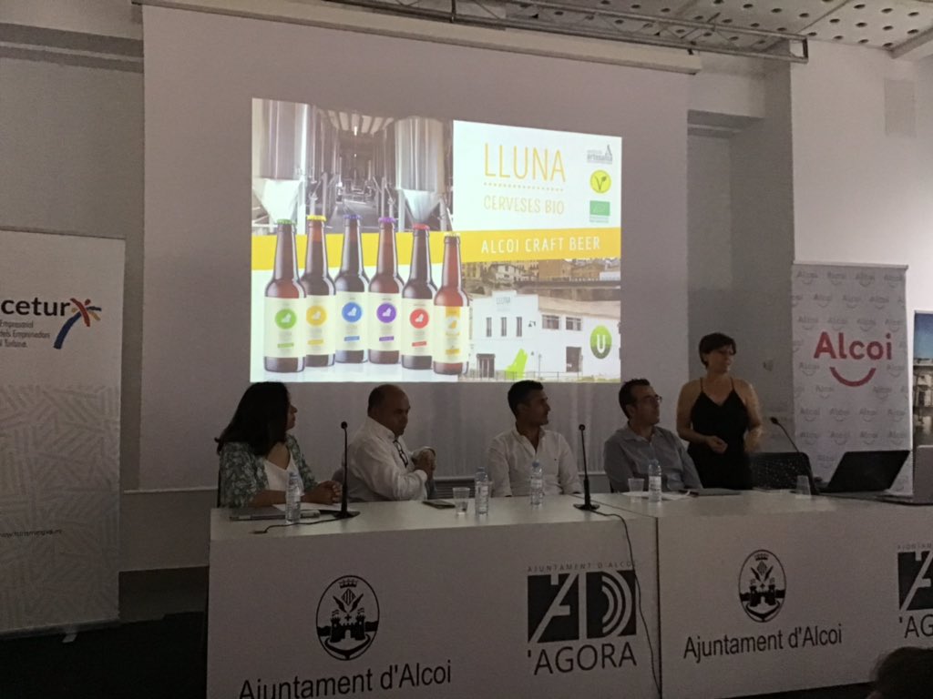 CulturaVioleta's tweet photo. @CervesesLluna y Chocolates Valor nos abren el apetito en #ConecturCV contándonos sus orígenes, datos actuales y plan de futuro https://t.co/0s2lXaCwTM