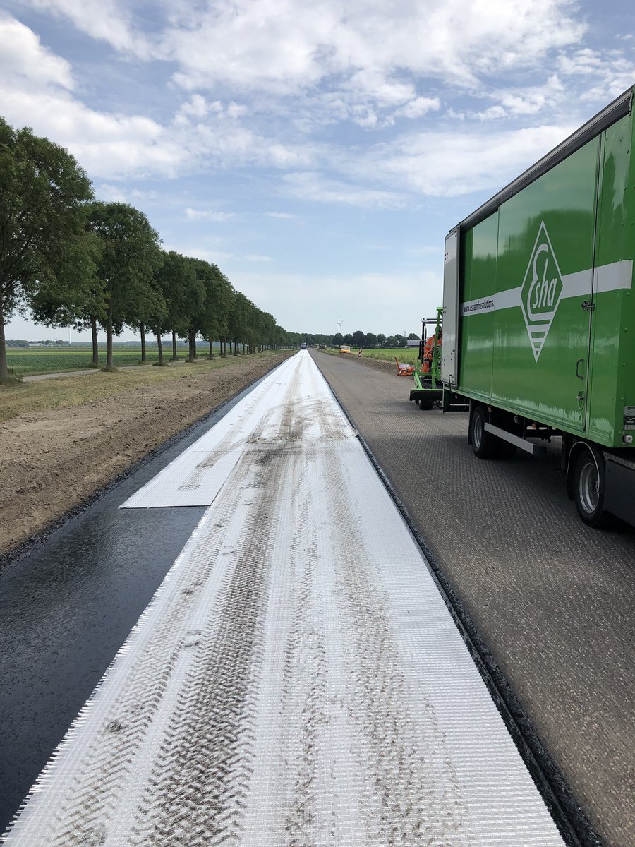 Tri_On_NL's tweet photo. Uitleg over asfaltwapening gaat het beste in een persoonlijk gesprek. Omdat elke weg een andere oplossong vraagt. Op zoek naar uw persoonlijke advies? Vraag het Tri-On. (Foto Singelweg bij Zeewolde) https://t.co/s1OuFFdIIF