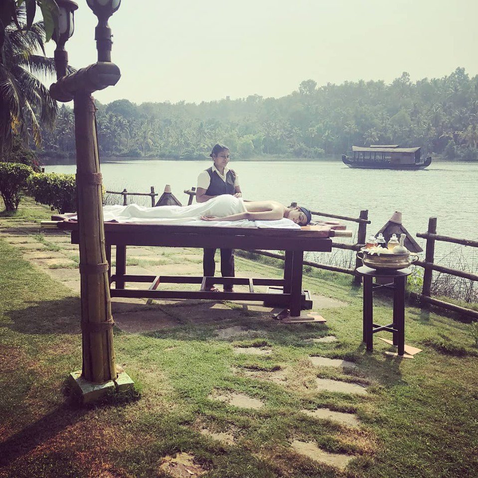 fragrantresort's tweet photo. Experience Backwaters...spa
 @fragrantresort Kollam  #kollam
 📷 by @sarahharish
 "Ever experienced spa outdoors with a view like this??"
 #ayurvedicspa #spa #essentialoils #godsowncountry #beauty #backwaters #outdoorspa #scenicbeauty #spawithaview #relaxing #resortshoot #model https://t.co/iUEWBcpdqA