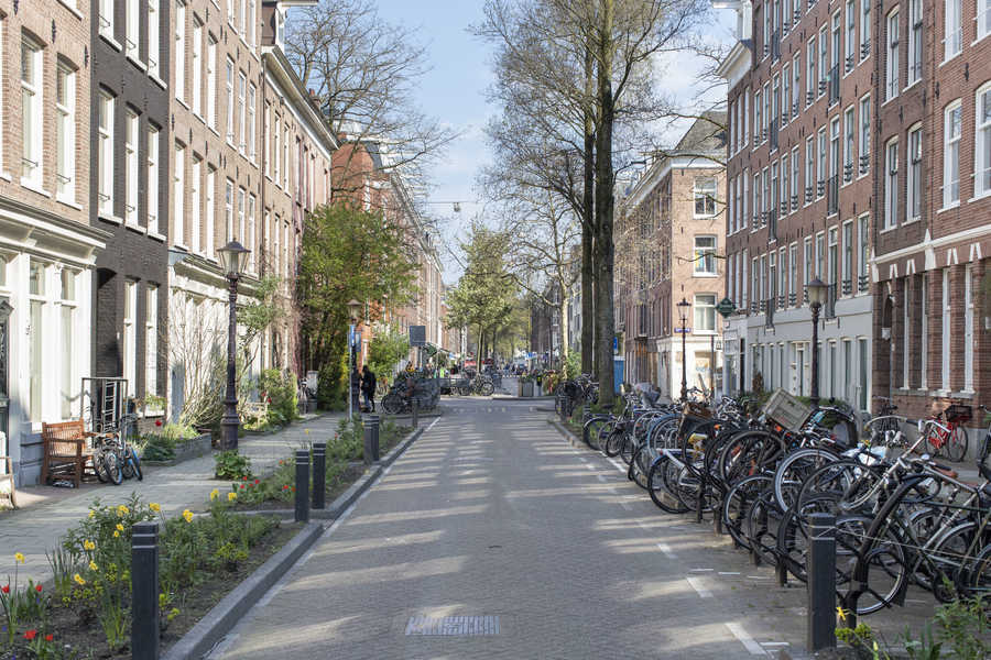DutchUrbanIndex's tweet photo. #Amsterdam removes #cars from old streets. This is what happens.
Deze ruimte ontstaat wanneer je wagens onder de grond parkeert. https://t.co/W4FMZwv7IC