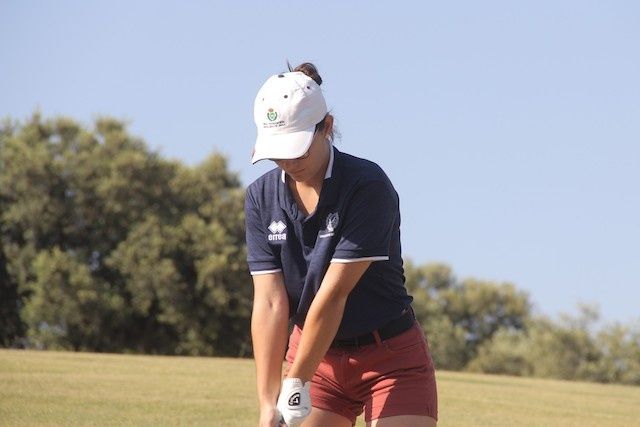 InfoUMA's tweet photo. #EusaGolf2019
Esperanza Serrano (UMA) y Jordan Sundborg (Stirling), primeros clasificados a falta de una jornada. +info: https://t.co/Hwxz4uDIL9
 #Málaga #Deportes @EUSAGolf @deportesUMA @AytoAntequera https://t.co/dA5AoZRjMS