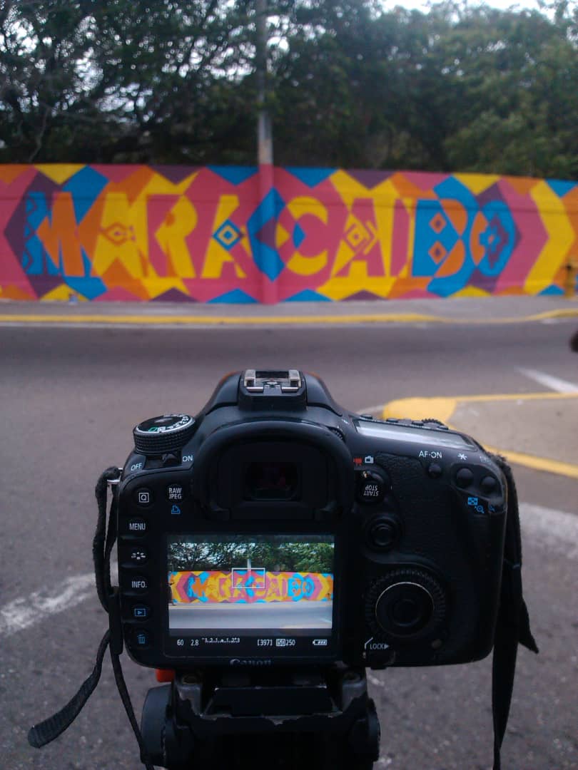 Accimente's tweet image. Paciencia, confianza y pulso...nuevo mural en #Maracaibo pintando junto a #elhornocolectivo
- #27Jun 
Mi ciudad es como #BettyLaFea (tranquilos)