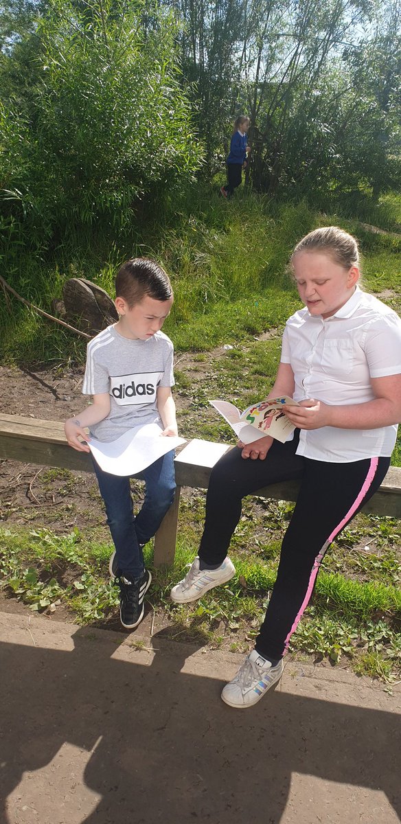 MrsPSmith7's tweet image. Primary 7 reading to their buddies in the sunshine.  They created their own stories and illustrations a lovely     goodbye gift.  
#literaty #buddies