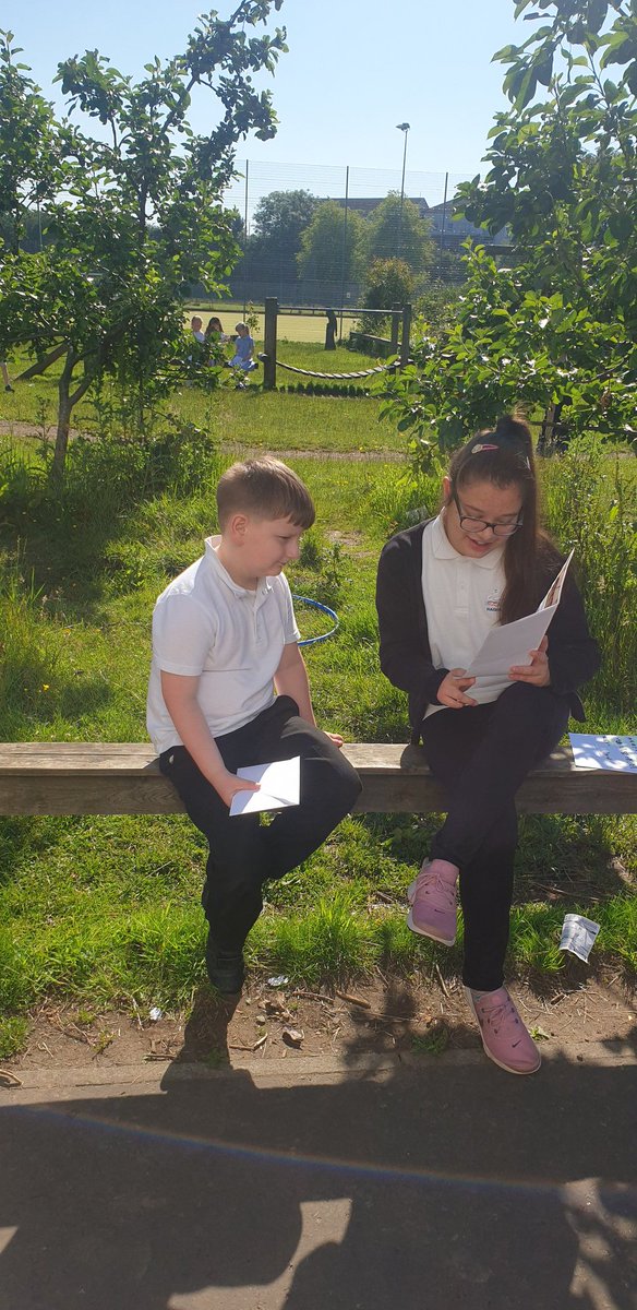 MrsPSmith7's tweet image. Primary 7 reading to their buddies in the sunshine.  They created their own stories and illustrations a lovely     goodbye gift.  
#literaty #buddies