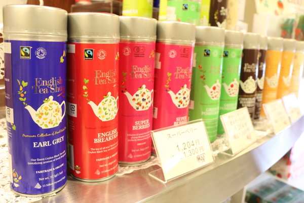 鬼怒川温泉あさや Ar Twitter 秀峰館6階売店 お土産街道 麻屋 より 新商品のご紹介です 紅茶の本場イギリス発のオーガニックティー English Tea Shop の紅茶が新登場 English Tea Shop とは ロンドンに本社を構える紅茶メーカーです 可愛らしいパッケージは