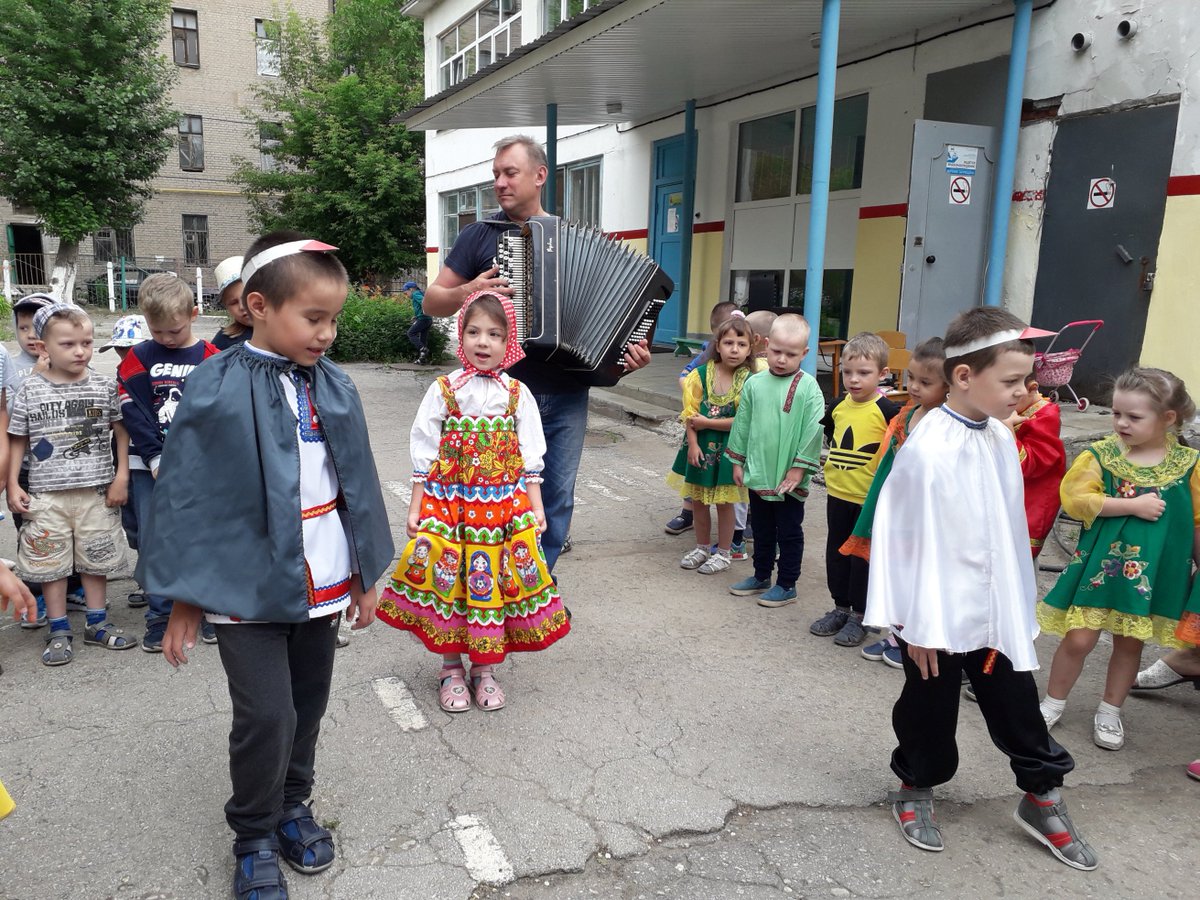 "Красные лапки, длинная шея, щиплет за пятки - беги без оглядки!"  Весёлая игра, которую провели "бабуся и два веёлых гуся" на празднике Никиты-гусятника!