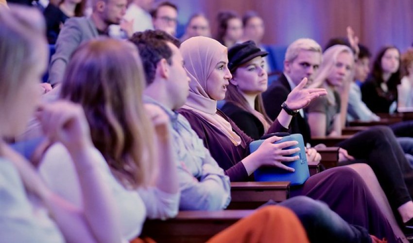 Iedereen moet zich gehoord voelen in Nederland., ook jongeren. Om dat te verbeteren komt er een speciaal jongerenparlement. Een plan van minister <a href="/KajsaOllongren/">Kajsa Ollongren</a>. sevendays.nl/nieuws/jongere…