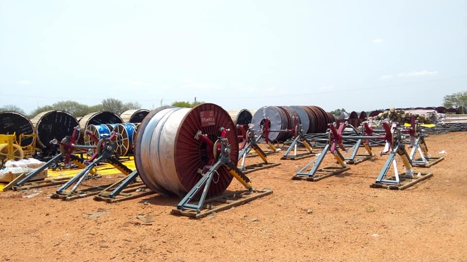 Pradmangroup's tweet image. Pradman Hydraulic Drum Stand / Reel Stand coupled with drum drive powered by Tensioner machine in action.

Made in India!!!!!

#stringingtools #tse #overhead #powertransmission #lineconstruction #accessories #pradmanindia