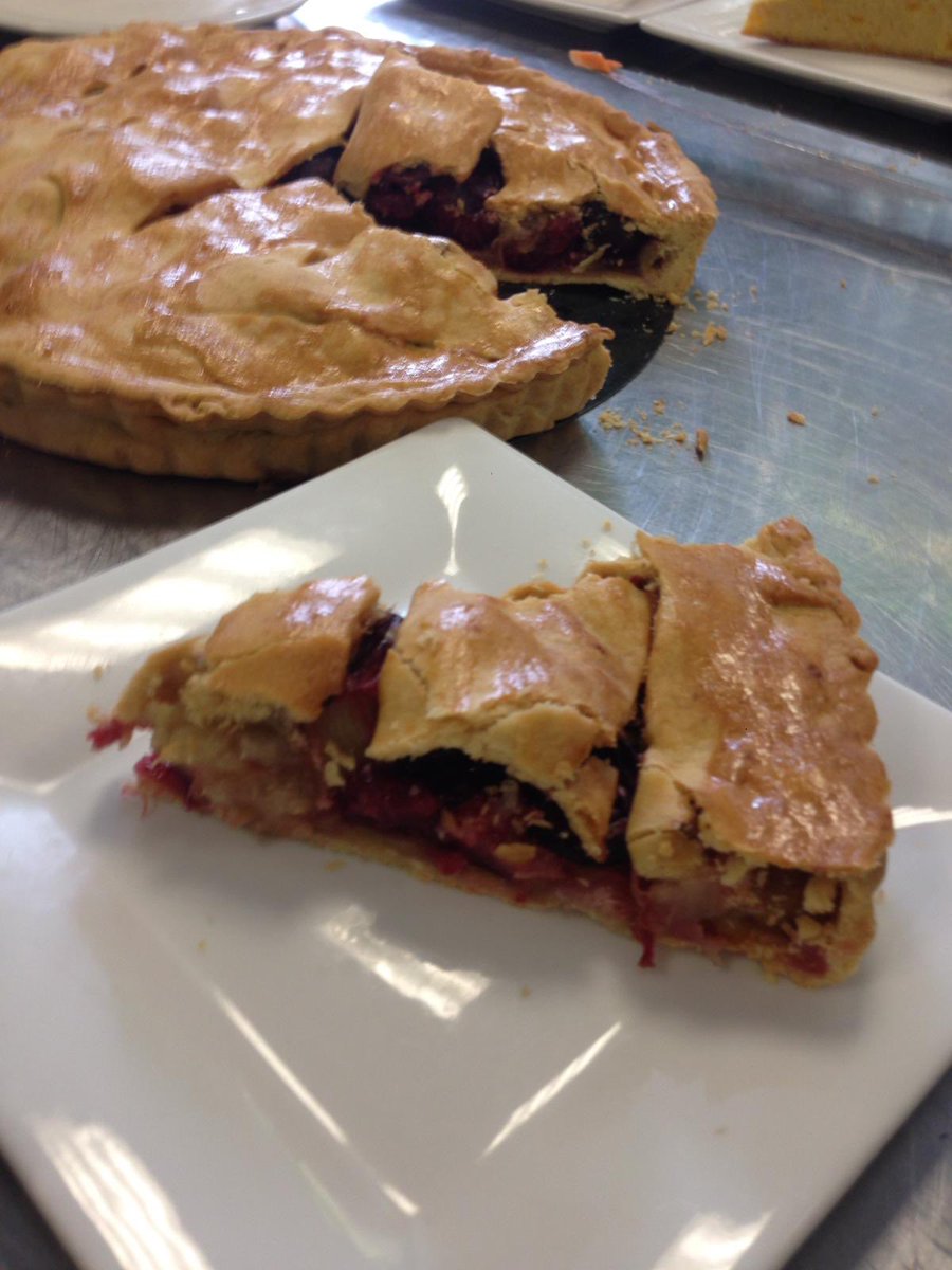 FoodCycleLSE's tweet photo. Dessert showdown 🤺 Orange almond cake vs Cherry &amp; rhubarb pie! Which would you choose?! https://t.co/jIUas09wa3
