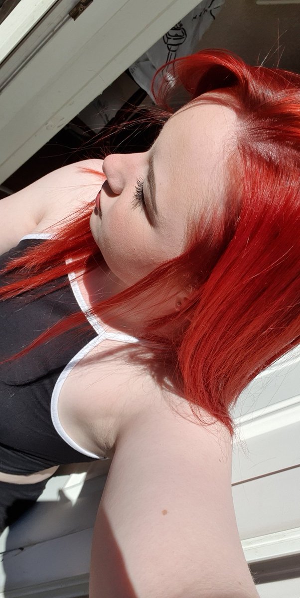 the_pizzaqueen_'s tweet image. Been sat on my doorstep for 5 mins and can already feel myself burning. #GingerProblems