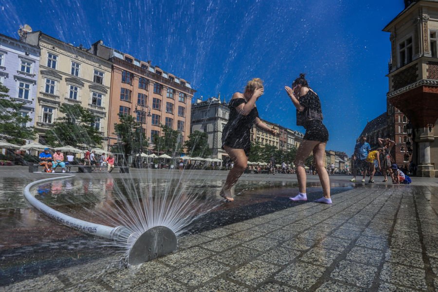krakow_pl's tweet photo. ☀️#Upał nie daje za wygraną. Na szczęście Wodociągi Miasta Krakowa ustawiły kurtyny wodne na Rynku Głównym/Małym Rynku, Rynku Podgórskim, placu Centralnym/alei Róż, przy placu Bohaterów Getta i na ulicy Szerokiej💦💦
@MeteoprognozaPL #kurtynywodne #pitniki #skwar
Fot. @BSKrakow https://t.co/psMu7Dpk4T