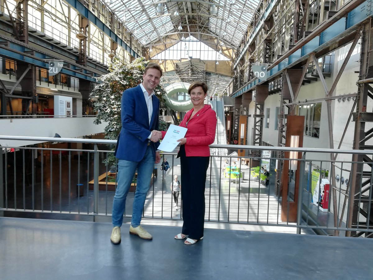 De handtekeningen zijn gezet. Enable U helpt <a href="/rocvantwente/">ROC van Twente</a> met ontvlechten applicatielandschap middels #IpaaS #ESB Het ROC van Twente wilt haar gegevens beter integreren, sneller ontsluiten en meer grip krijgen op het geheel van informatiestromen. lnkd.in/d_m7eDm