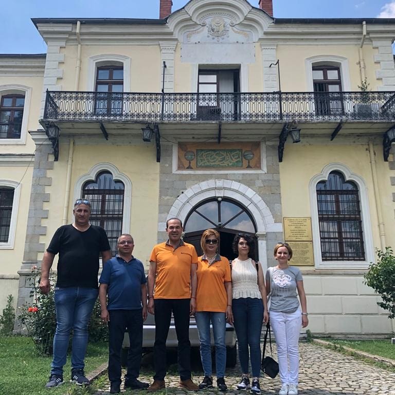 Atatürk'ün Askeri liseyi okuduğu Manastır Askeri İdadisi'ni ziyaret ederek Atamızın büstüne çiçek sunduk.