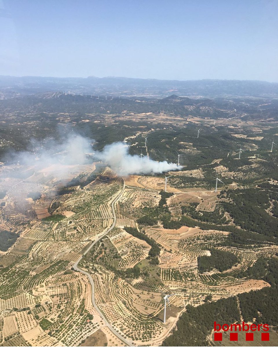 bomberscat's tweet photo. #bomberscat treballem amb 10 dotacions (1 aèria i suport #UME) en #IFFatarella que crema des de les 15.26h. Segons @agentsruralscat ha afectat una superfície de 2 hectàrees. Tallades dues carreteres entre #Fatarella i #VilalbadelsArcs TV-7333 i TV-7331 via @transit https://t.co/wZUdpPcoaz