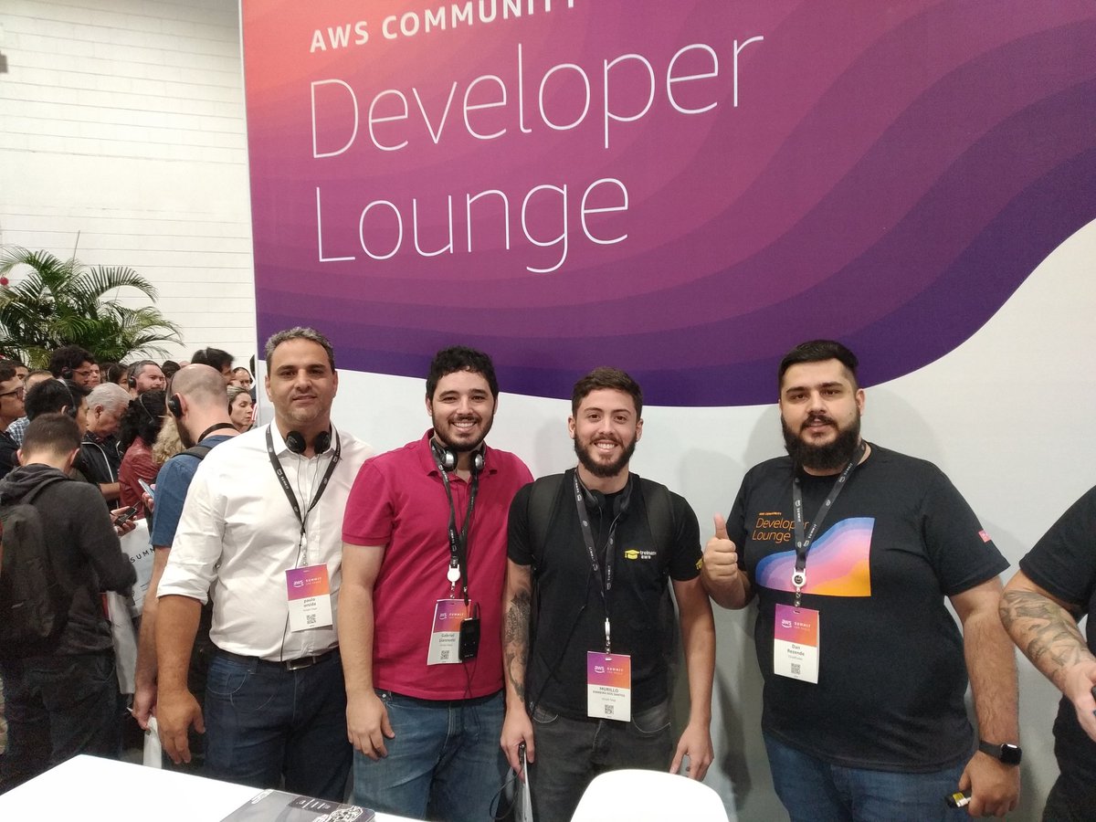 awsusergroupsp's tweet photo. Pessoal do User Group de Goiás com o Dan!! #AWSSummit #AWSCommunity #devlounge https://t.co/L5YInUpBB9