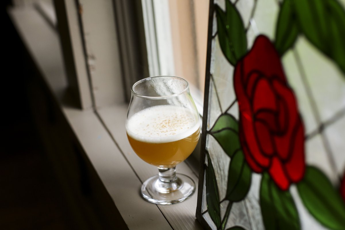We love the City of Roses! Please join us for happy hour today from 2-6pm. 
#ravenandrosepdx #therookerybarpdx #pdxnow  #pdx #portland #irishfood #pdxfood #pdxdining