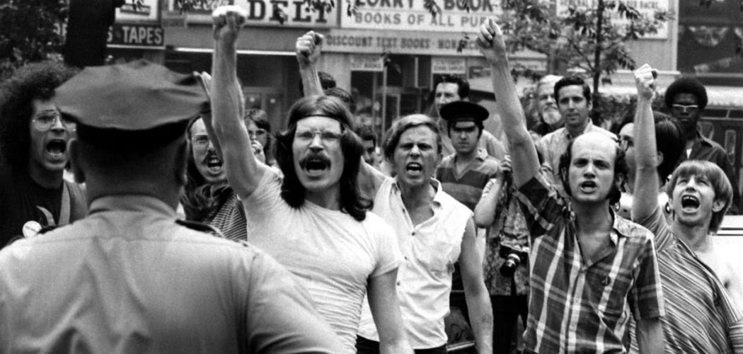 El 28/Jun/1969, en esa época la homosexualidad era vista como una enfermedad mental y los actos homosexuales perseguidos en USA, nació el Día del orgullo en uno de los únicos pub de ambiente de New York, era Stonewall. Fue la 1ra vez que LGTB se rebelaron.
#Orgullo2019