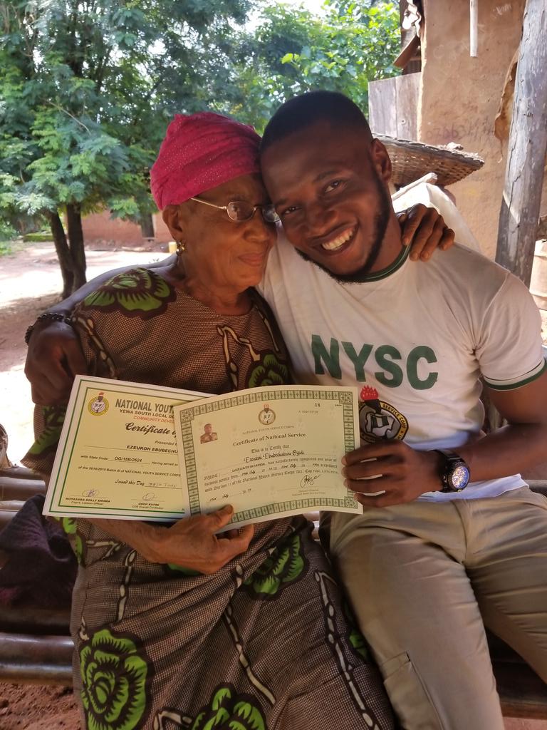 Iameziokwu's tweet photo. On getting my certificate, I went to d village to show my mum. what you have done for me, I cannot tell it all. my mum gave up all to raise me and 8 others, she sold every farm products for me to have the education she lacked. To the woman behind the success. RT for my mum https://t.co/Pdrx7EV9mT