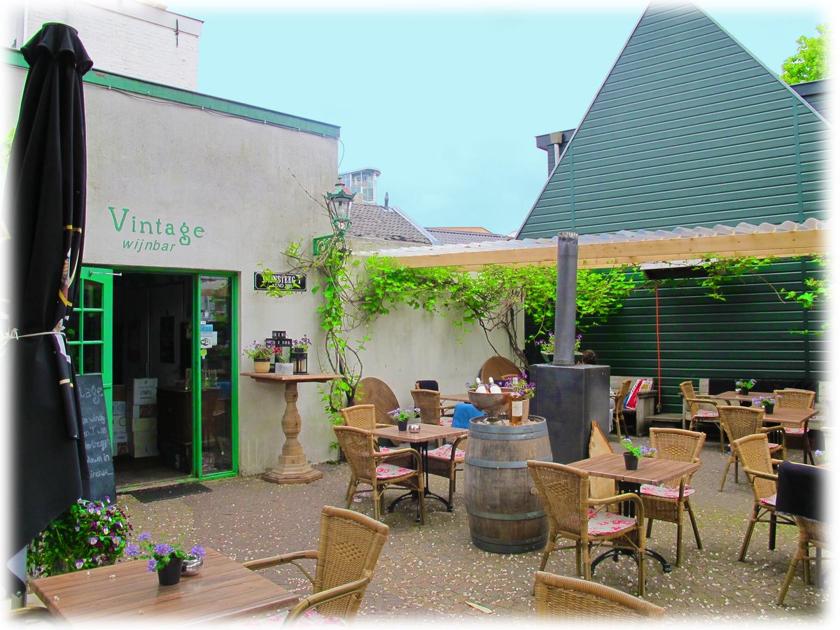 bfhsum's tweet image. Ben je een betrokken Hilversummer en heb je zin in een #zomerborrel? Kom dan morgen naar het terras van @WijnbarVintage. Van 17:00-18:30. Deze borrel is bedoeld om actieve bewoners van #Hilversum met elkaar in contact te brengen hilversumverbonden.nl/zomerborrel-be…  @HsumVerb @pieterbroertjes