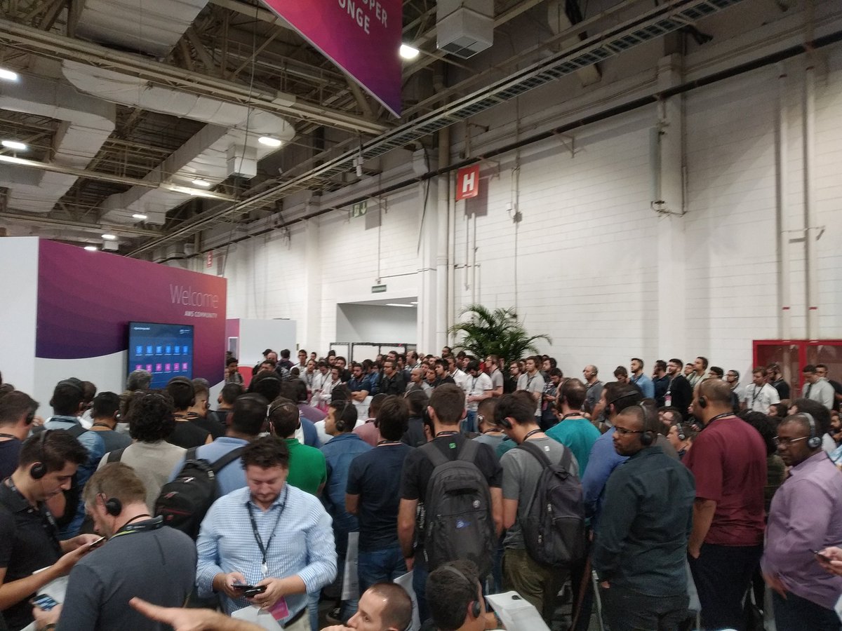 awsusergroupsp's tweet photo. Ok... Now I can see the speaker. 😄 #AWSSummit #AWSCommunity #devlounge https://t.co/eA3xMdvtUt