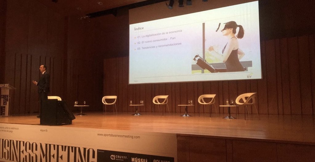 “Hay que pasar de transacciones a relaciones, empezando por alargar el customer journey desde antes de la compra hasta mucho después”, dice Valdés, de EY #sbm19