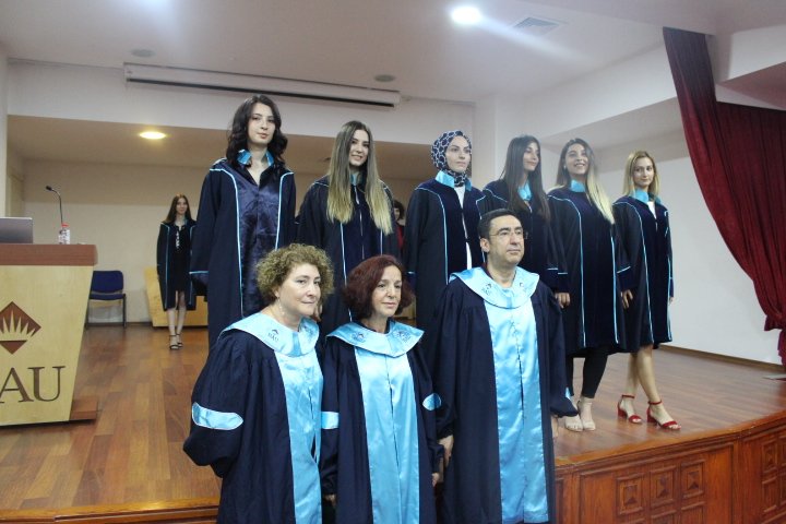 BAUSaglik's tweet photo. Akademik kadromuzun ve öğrenci velilerinin katılımı ile mezunlarımızın ant törenini başarıyla gerçekleştirdik. Mezunlarımıza meslek hayatlarında başarı ve mutluluklar diliyoruz 👏🎓#BAU #Sağlık #Mezuniyet https://t.co/4Vmpd766NV