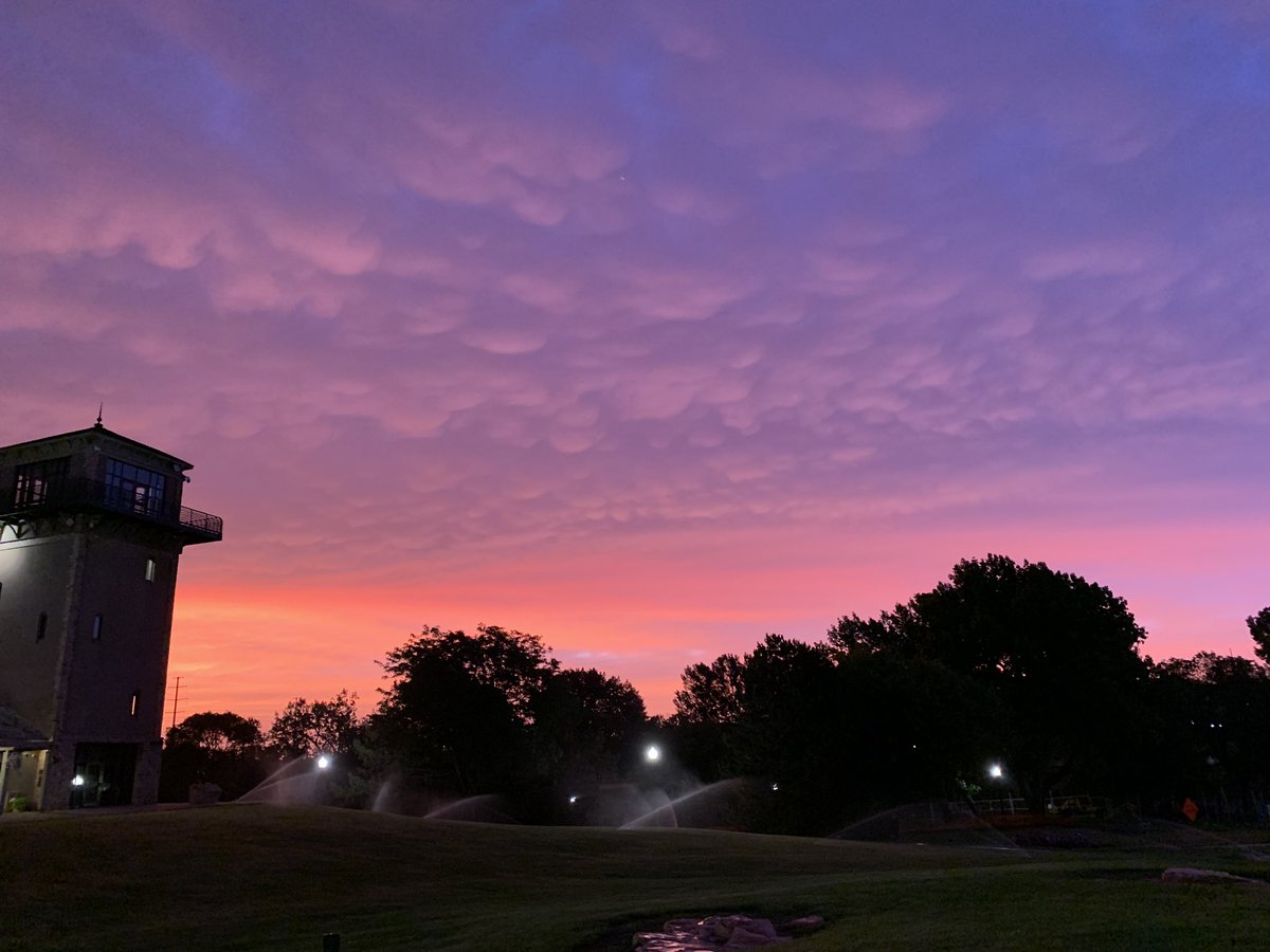 StaceySnyder's tweet image. #TravelingTeacher #ExplorerEducator on way to Badlands #ExpandingFieldEducation #GTF19 #StormySunrise Sioux Falls SD @eileenloanWX #weather #sunrise