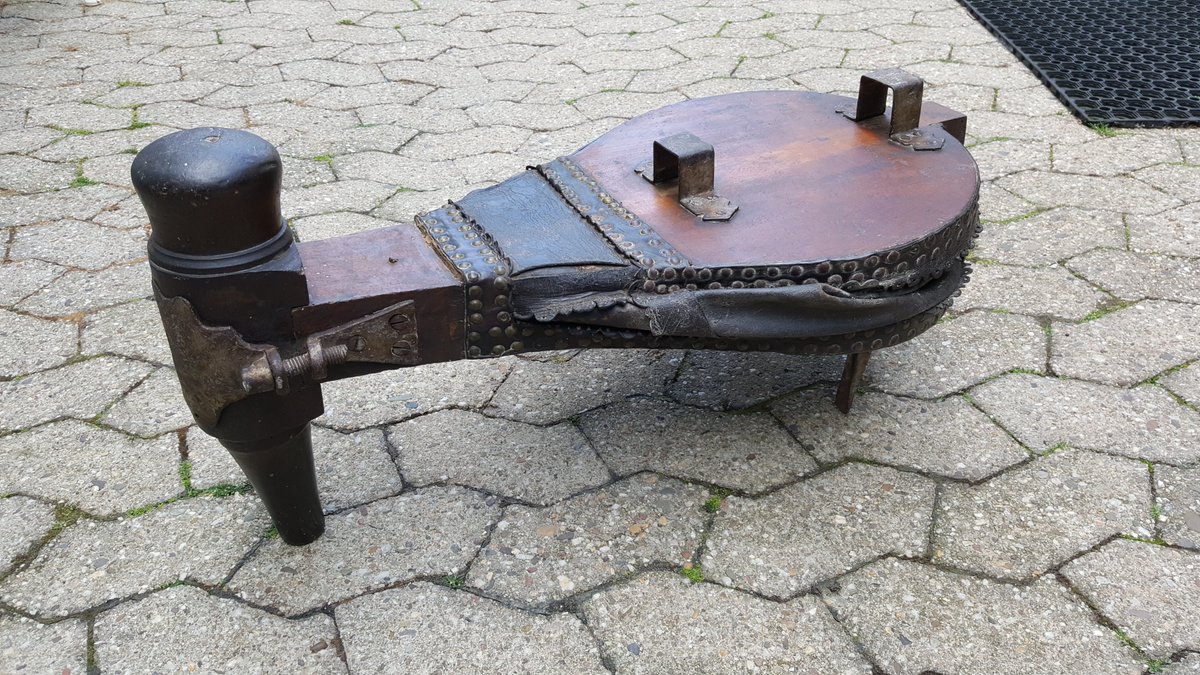 Rehschopp's tweet photo. ...another flea-market find...a huge set of bellows (the leather bellows are in perfect working order)...some gentle TLC and beeswax and they're looking great.... #pensonrehschopp#moseltourism#ediger-eller https://t.co/4gnURr0WX1