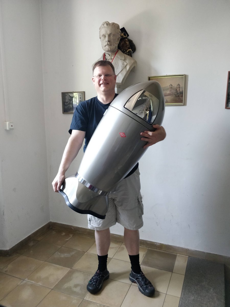 Joerns new trashcan arrived. Spoiler alert: it has the shape of a rocket!!! ;-)
#FAU <a href="/UniFAU/">FAU Erlangen-Nbg</a> <a href="/FAU_Germany/">FAU Germany</a> #ECAP @ecap_fau #remeisobservatory