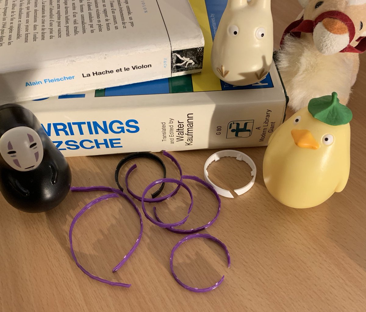 ห่วงพลาสติกที่คอขวดน้ำ อาจจะติดคอนกได้นะคะ! ตัดก่อนทิ้งเนอะ!

บางทีอินเตอร์เน็ตก็เปลี่ยนพฤติกรรมเราได้นะ ตั้งแต่เห็นรูปนี้หลายเดือนก่อน (รูปอาจจะ trigger นะคะ) เราก็ไม่เคยทิ้งห่วงพวกนี้โดยไม่ตัดอีกเลย จริงๆ ก็ไม่รู้ว่ามันอันตรายแค่ไหนเหมือนกัน แต่เรื่องแค่นี้ช่วยได้ก็ช่วยกันเนอะ