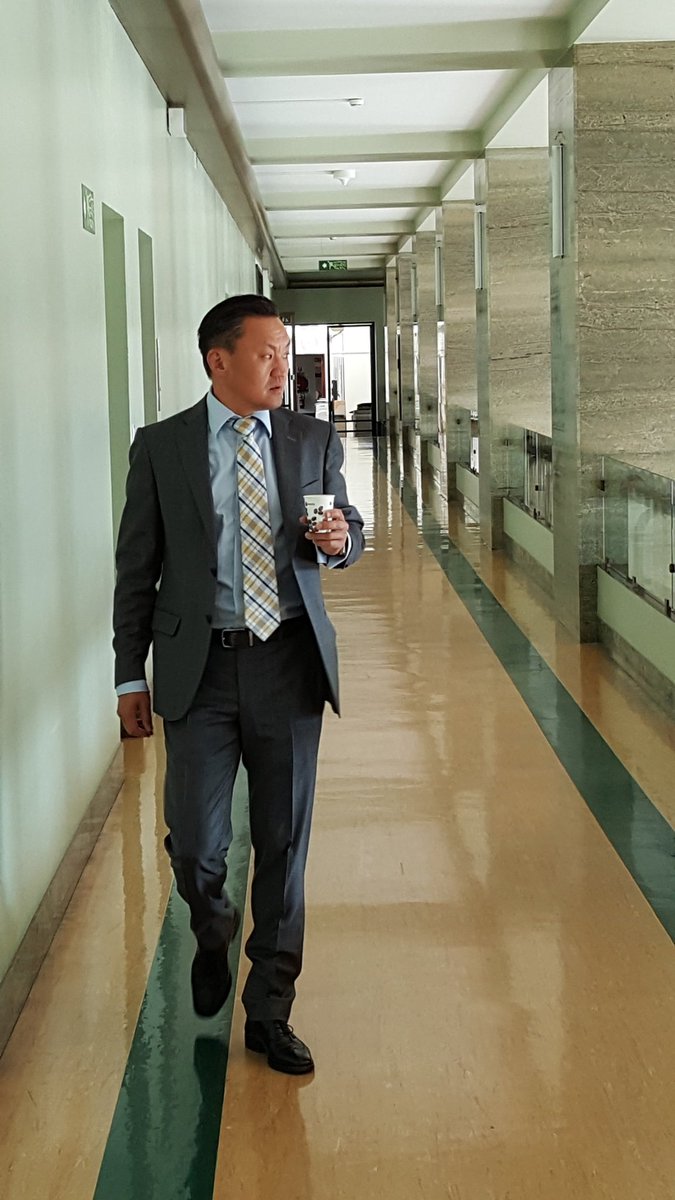 Цагтаа хүнээс мөнгө зээлж эд хогшлоо зарж нтр ар гэрээ тэжээж амьдралаа залгуулж л явлаа. Тэглээ гээд би зовж байна гэж бусдад ярьдаггүй байсан. Сурч хөдөлмөрлөж тэвчиж ажилтай мөнгөтэй болсон. Мөнгөгүй хүний зовлон гэж ярихын. Үхэл, өвчин хоёроос өөр зовлон би мэдэхгүй юм байна.