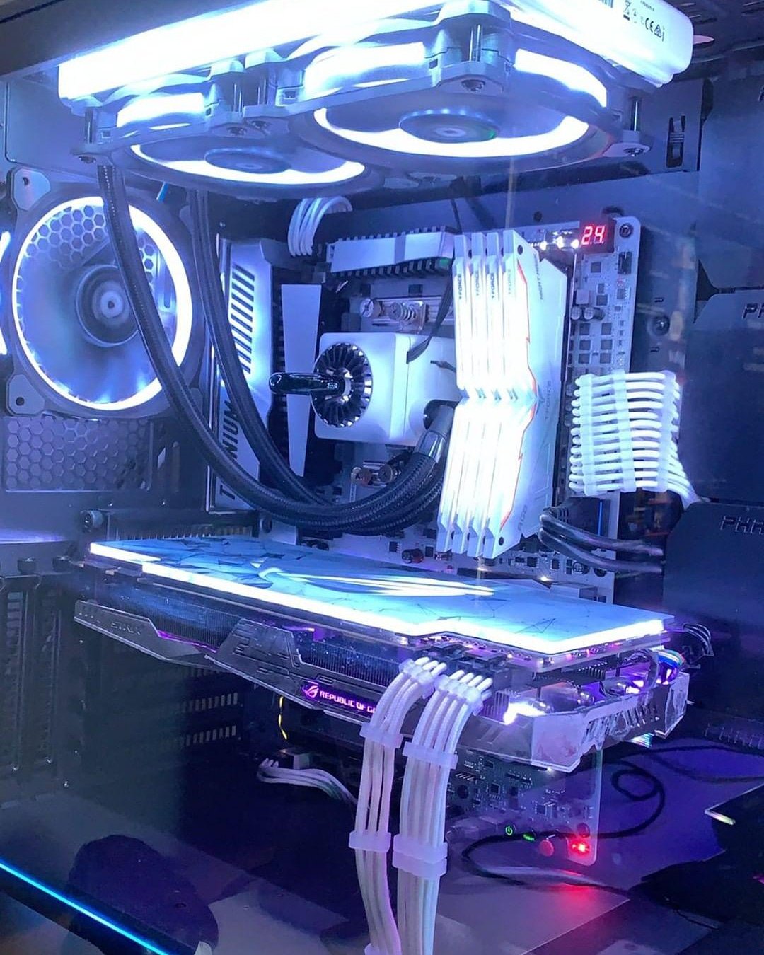 V1 Tech on Twitter: "Rate this Customer build submission by @brodrigues29 out of 10! 💪 It's featuring a V1 Tech White Spectrum ROG ARGB Backplate center of the build right