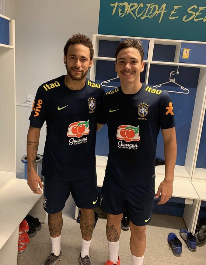 Mauricio Prado, in 2017 speler op ons toernooi, is inmiddels jeugdinternational voor Brazilië en maakt tijd vrij voor foto’s met supporters! #NeymarJR <a href="/Cruzeiro/">Cruzeiro 🦊</a> <a href="/CBF_Futebol/">brasil</a>