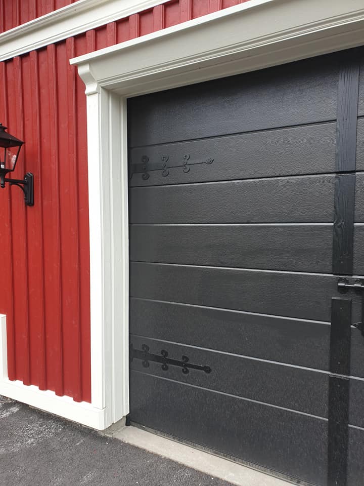 Vi gratulerer god kunde med stilriktige porter og takker for oppdraget. 
Ingen tvil om at disse setter kronen på verket. 
Retro Herregårds design i kundetilpasset farge.