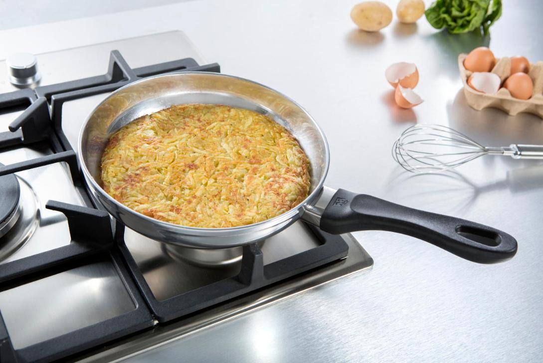 Met de BK Silverline serie wordt koken nog leuker! De unieke BK reliefbodem verdeelt vet optimaal en zorgt voor een fijn en gelijkmatig bakresultaat. > ow.ly/YRMv50uO60Q